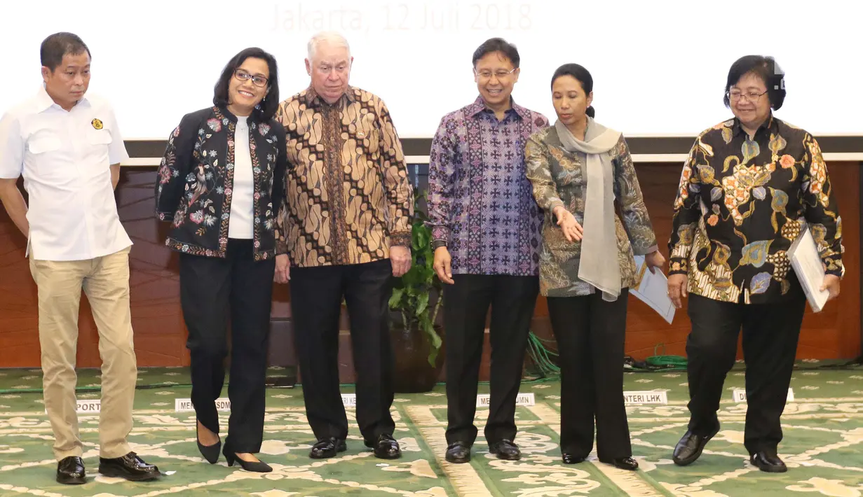 CEO PT Freeport Richard Adkerson dan Dirut Inalum Budi Gunadi Sadikin bersama Menkeu, Menteri ESDM, Menteri BUMN dan Menteri LHK usai penandatanganan pengambilalihan saham 51% PT Freeport Indonesia di Jakarta, Kamis (12/7). (Liputan6.com/Angga Yuniar)