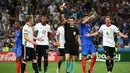 Wasit memberikan kartu kuning kepada pemain Jerman, Bastian Schweinsteiger, pada laga semifinal Piala Eropa 2016 di Stade Velodrome, Marseille, Jumat (8/7/2016) dini hari WIB. (AFP/Anne-Christine Poujoulat)