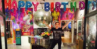 Miley Cyrus baru saja merayakan ulang tahun yang ke-24 pada 23 November lalu. Terlihat dirinya dibanjiri balon dan bunga pemberian dari sang kekasih, Liam Hemsworth. (Instagram/Mileycyrus)