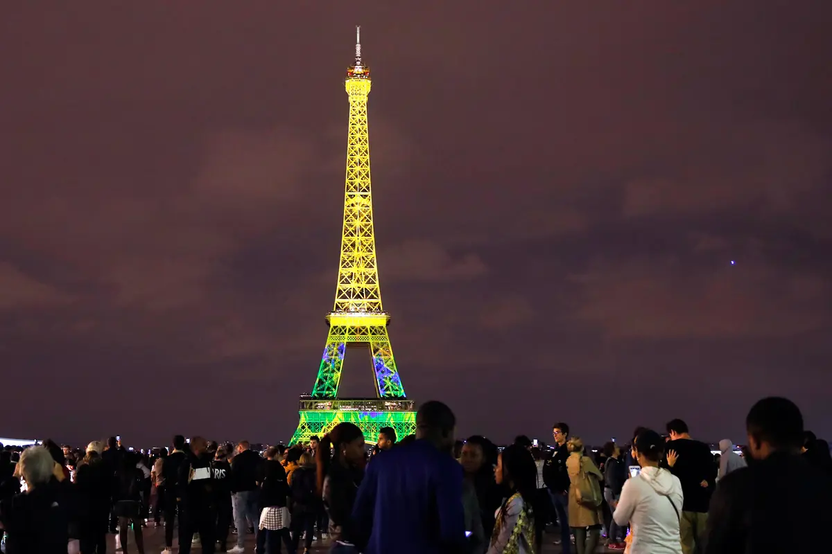 Keren, Menara Eiffel Berhias Cahaya Warna-warni