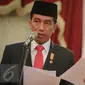 Presiden Jokowi memberikan pernyataan pers terkait kecelakaan Pesawat Trigana di Papua, Jakarta, Senin (17/8/2015). Presiden telah menugaskan tim taktis untuk mengevakuasi Pesawat Trigana Air yang jatuh. (Liputan6.com/Faizal Fanani)