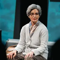 Rona muka Marsha Timothy pun terlihat tua dengan polesan makeupnya. Sementara rambutnya terlihat sudah memutih [Instagram/marshatimothy]