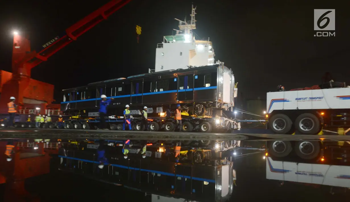 Pekerja menurunkan gerbong kereta Mass Rapid Transit (MRT) di Pelabuhan Tanjung Priok, Jakarta Utara, Rabu (4/4). Kereta MRT yang baru datang ini adalah kereta baru yang dibuat oleh perusahaan kereta api Nippon Sharyo, Jepang. (Merdeka.com/Imam Buhori)