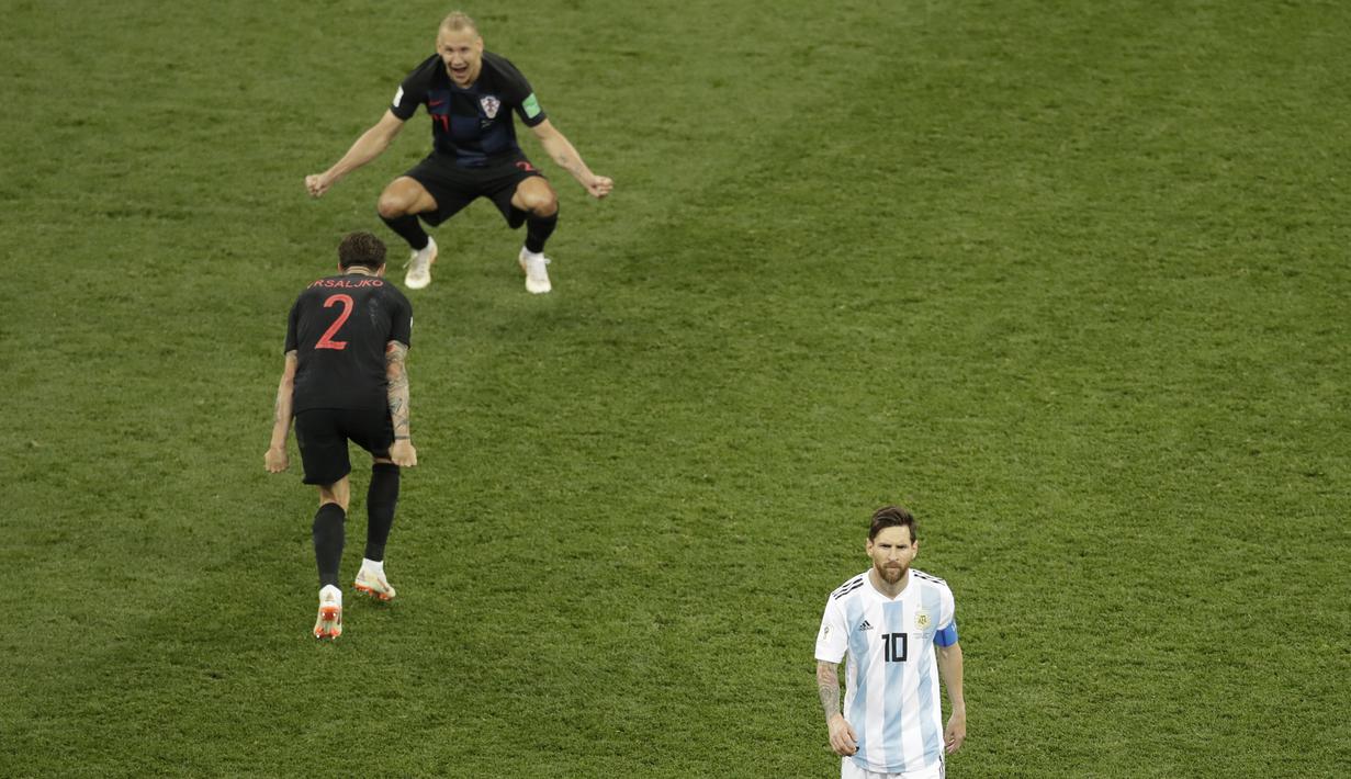 Gelandang Argentina, Lionel Messi, tampak sedih usai dikalahkan Kroasia pada laga grup D Piala Dunia di Stadion Nizhny Novgorod, Nizhny, Kamis (21/3/2018). Kroasia menang 3-0 atas Argentina. (AP/Michael Sohn)
