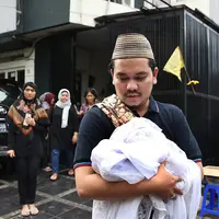 Indra Bekti yang menggunakan pakaian serba hitam terlihat kuat dan tidak terlihat meneteskan air mata. Terlebih ketika ia menggendong sendiri jenazah anak ke-3nya itu menuju tempat pemakaman. (Bambang E.Ros/Bintang.com)