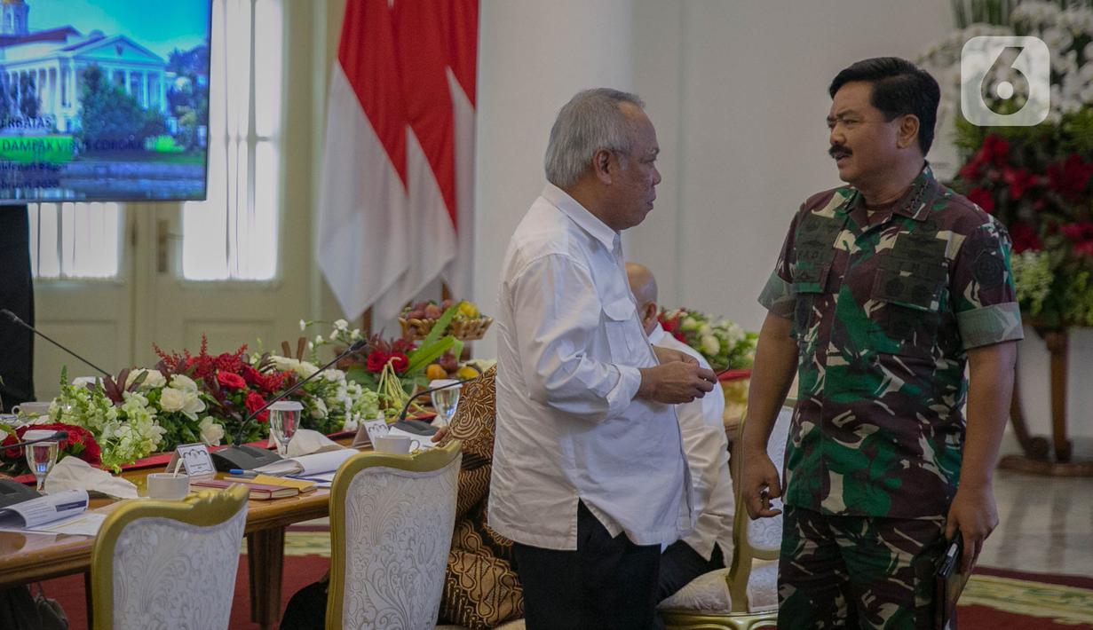 Menteri Pekerjaan Umum dan Perumahan Rakyat (PUPR) Basuki Hadimuljono berbincang dengan Panglima TNI Marsekal TNI Hadi Tjahjanto berbincang saat menghadiri rapat terbatas membahas kesiapan menghadapi dampak virus  di Istana Kepresidenan Bogor, Jakarta, Selasa (4/2/2020). (Liputan6.com/Faizal Fanani)