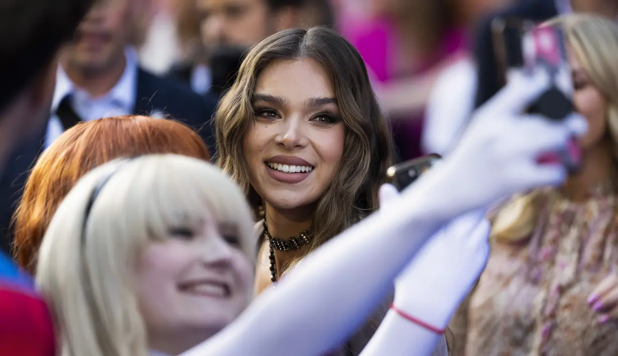 Dalam hal rambut dan riasan, Steinfeld memadukan penampilannya yang mungil dan edgy dengan rambut kusut, eyeshadow smoky, dan bibir merah muda matte. (Photo by Scott Garfitt/Invision/AP)