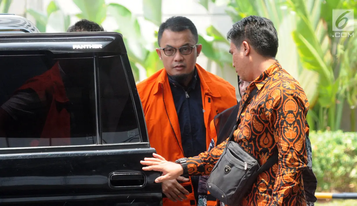 Ketua Fraksi PAN DPRD Lampung nonaktif Agus Bhakti Nugroho (kiri) tiba di Gedung KPK, Jakarta, Rabu (31/10). Agus diperiksa sebagai tersangka kasus dugaan suap proyek pengadaan barang dan jasa di Pemkab Lampung Selatan. (Merdeka.com/Dwi Narwoko)