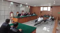 Proses Persidangan kasus dugaan korupsi bantuan Covid-19 untuk korban PHK di Kabupaten Purwakarta. Foto (Istimewa)