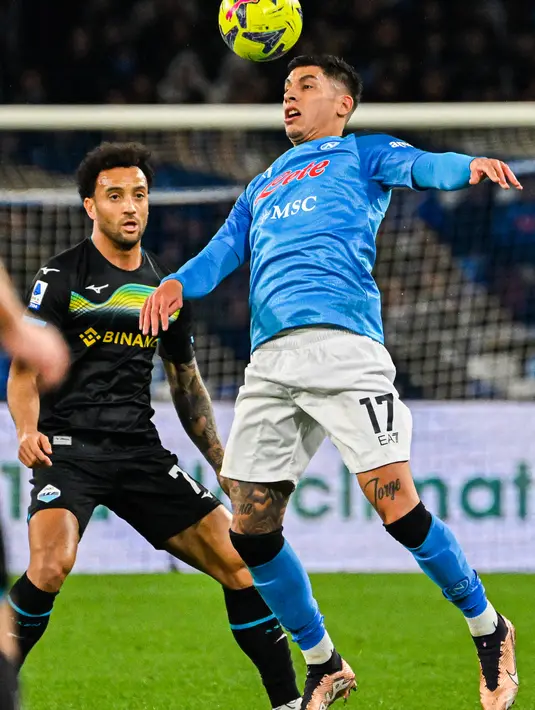 Penyerang Lazio Felipe Anderson (Kiri) dan bek Napoli Mathias Olivera berebut bola pada giornata ke-25 Liga Italia di Stadion Diego Armando Maradona, Sabtu (4/3/2023) dini hari WIB. Bagi Napoli, kekalahan tersebut memutuskan tren positif mereka yang selalu menang di delapan laga terakhir mereka di Liga Italia.  (Photo by Alberto PIZZOLI / AFP)