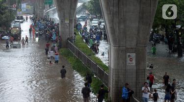FOTO: Banjir Putus Akses Lalu Lintas di Jalan Kapten Tendean