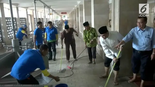 Dewan Mesjid Indonesia menggelar aksi- bersih-bersih mesjid di Indonesia. Aksi dimulai di mesjid Istiqlal Jakarta
