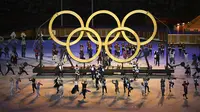 Para penari tampil di depan logo Olimpiade saat upacara pembukaan Olimpiade Tokyo 2020 di Olympic Stadium, Tokyo, Jepang, Jumat (23/7/2021). (Foto: AP/Pool/Dylan Martinez)
