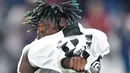 Penyerang Juventus, Moise Kean, melakukan selebrasi usai membobol gawang AC Milan pada laga Serie A di Stadion Allianz, Turin, Sabtu (6/4). Juventus menang 2-1 atas AC Milan. (AP/Andrea Di Marco)