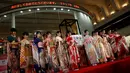 Gadis-gadis cantik berkimono saat memeriahkan pembukaan tahun baru Bursa Efek Tokyo (TSE), Tokyo (4/1). (Reuters/Kim Kyung-Hoon)