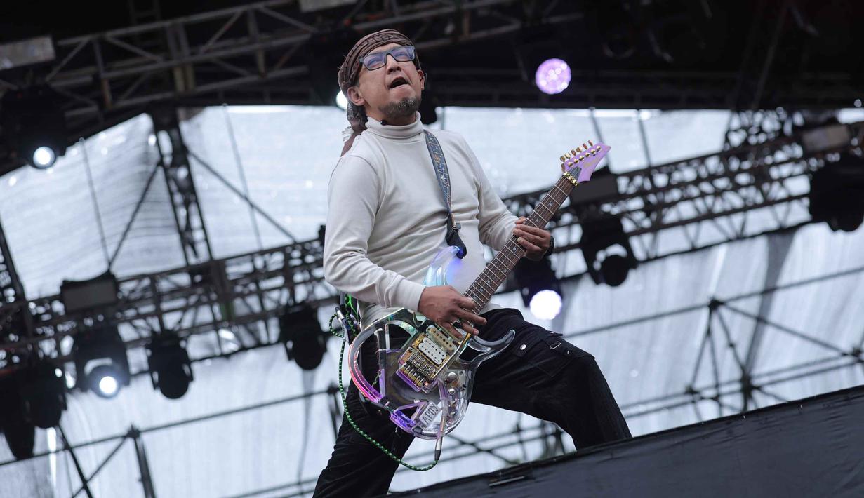 Wali yang beranggotakan Faank (vokal), Tomi (drum), Endang (bass), Raden (gitar ritme), dan Apoy (gitar utama) memulai aksinya di atas panggung tepat pukul 16.50 WIB. Tampak dalam foto, gitaris grup band Wali saat tampil pada hari kedua gelaran KapanLagi Buka Bareng (KLBB) Festival 2026 di Stadion Madya, Kompleks Gelora Bung Karno, Senayan, Jakarta, Minggu 1 Maret 2026. (Dok/Kapanlagi Youniverse)