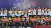 Ekspresi para peraih super tiket ke final Audisi Umum Beasiswa Bulutangkis 2019 seri Karanganyar di GOR RM Said, Kabupaten Karanganyar, Selasa (29/10/2019). (Bola.com/Vincentius Atmaja)