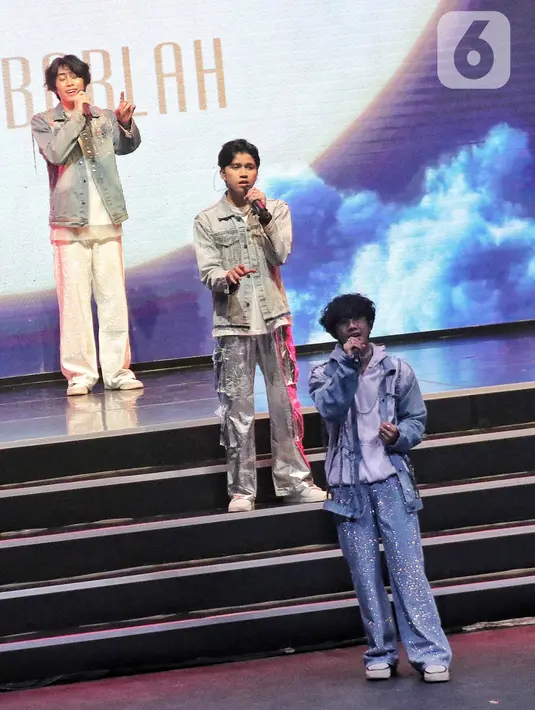 Boyband asal Indonesia, UN1TY saat menghibur para penggemar mereka di Jakarta, Sabtu (17/12). UN1TY menggelar konser tunggal pertama kalinya yang bertajuk “UN1VERSARY: The Show”. (Liputan6.com/Angga Yuniar)