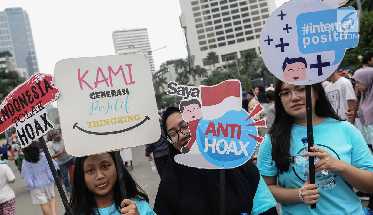 Massa yang tergabung dalam Siber Kreasi mengadakan kampanye anti hoax saat Car Free Day di Sudirman, Jakarta, Minggu (9/12). Siber Kreasi mengajak masyarakat untuk lebih cermat dalam membaca dan menyebarkan berita di medsos. (Liputan6.com/Faizal Fanani)