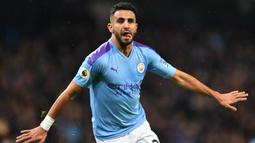 Riyad Mahrez - Manchester City harus rela kehilangan satu pemain andalanya ini karena harus membela Timnas Aljazair di Piala Afrika. Namun City tak perlu khawatir lantaran masih memiliki stok pemain berkualitas di sektor yang ditinggalkan Mahrez. (AFP/Paul Ellis)