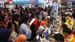 Pengunjung memadati salah satu biro perjalanan dalam Garuda Indonesia Travel Fair (GATF) 2018 di Jakarta Covention Centre, Jumat (5/4). Pada GATF kali ini, Garuda Indonesia bersama Bank Mandiri mempunyai beragam tawaran menarik (Liputan6.com/Angga Yuniar)