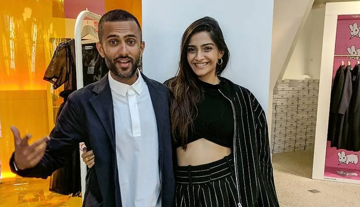 Sudah tak perlu diragukan lagi sepak terjang Sonam Kapoor di dunia hiburan Bollywood. Ia pun berhasil mendapatkan penghargaan seperti Best Actress pada 2016. (Foto: instagram.com/anandahuja)