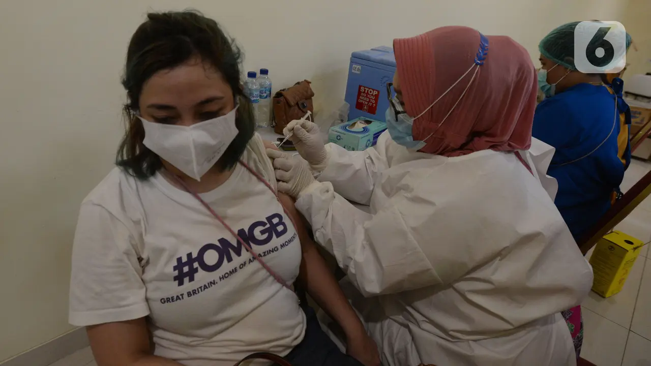 Warga DKI 18 Tahun ke Atas Jalani Vaksinasi COVID-19