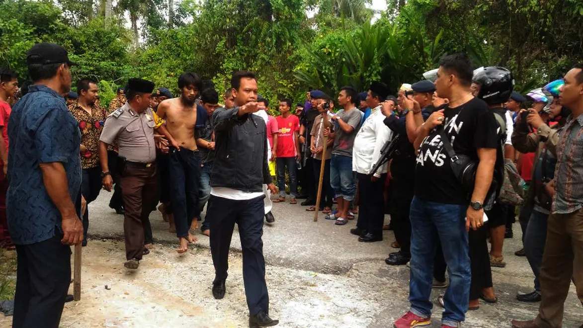 Sekitar 200 tahanan Rutan Pekanbaru, Riau, kabur dan lari ke semak-semak sekitar lokasi dan permukiman. (Liputan6.com/M Syukur)