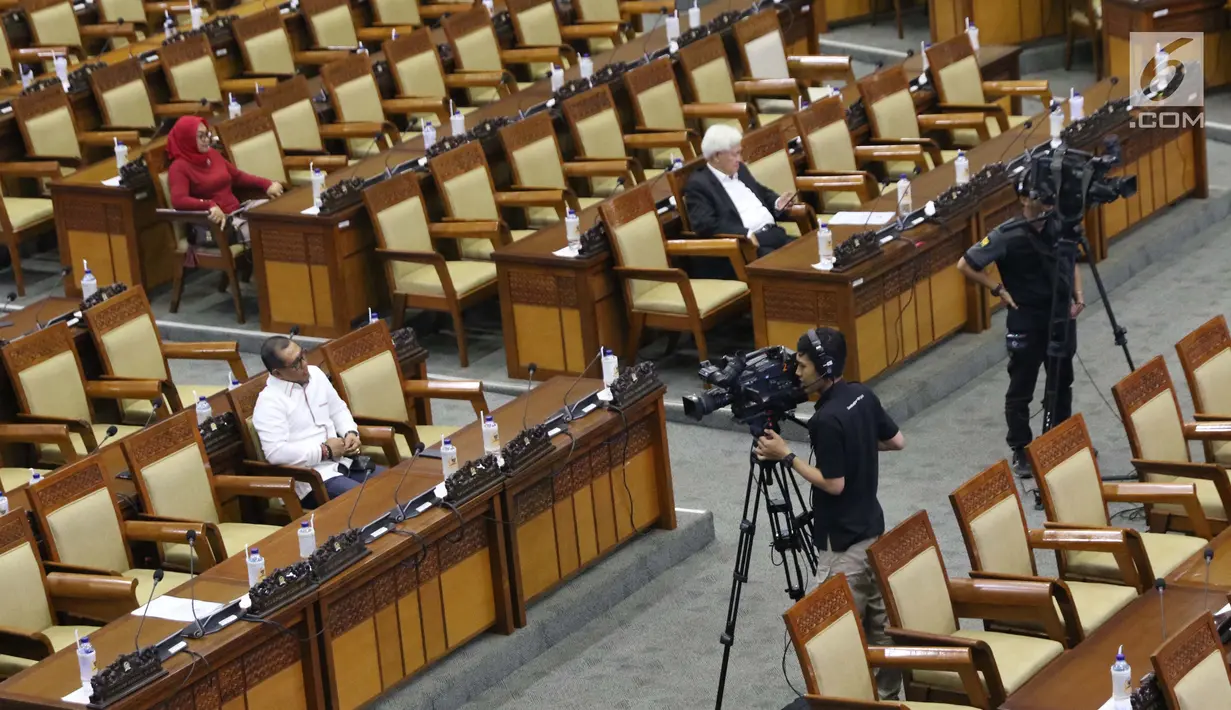 Anggota DPR RI saat menghadiri rapat paripurna pengesahan pimpinan KPK terpilih periode 2019-2023 di Kompleks Parlemen, Jakarta, Senin (16/9/2019). Rapat paripurna pengesahan pimpinan KPK terpilih periode 2019-2023 dihadiri 299 dari 560 anggota dewan. (Liputan6.com/Helmi Fithriansyah)