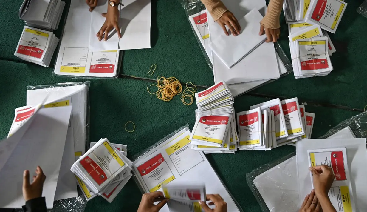 Penyortiran dan pelibatan melibatkan 180 petugas yang direkrut melalui panitia pemilihan kecamatan (PPK). Penyortiran dan pelipatan mendapatkan pengawasan ketat Panitia Pengawas Pemilihan (Panwaslih) Kota Banda Aceh serta pengamanan dari kepolisian. (CHAIDEER MAHYUDDIN/AFP)
