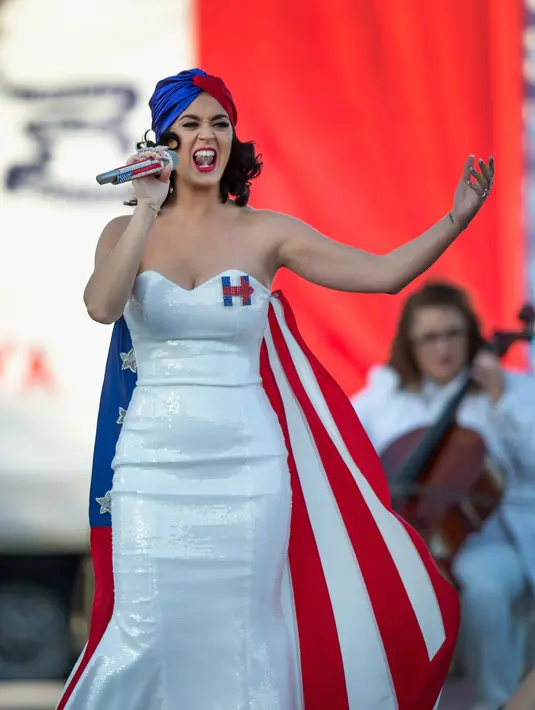 Penyanyi terkenal yang satu ini tak pernah gagal untuk selalu tampil ‘wah’. Ia memakai gaun rancangan Michael Costello yang bertahtakan Kristal bermotif inisial kampanye Hillary: H. (AFP/Bintang.com)