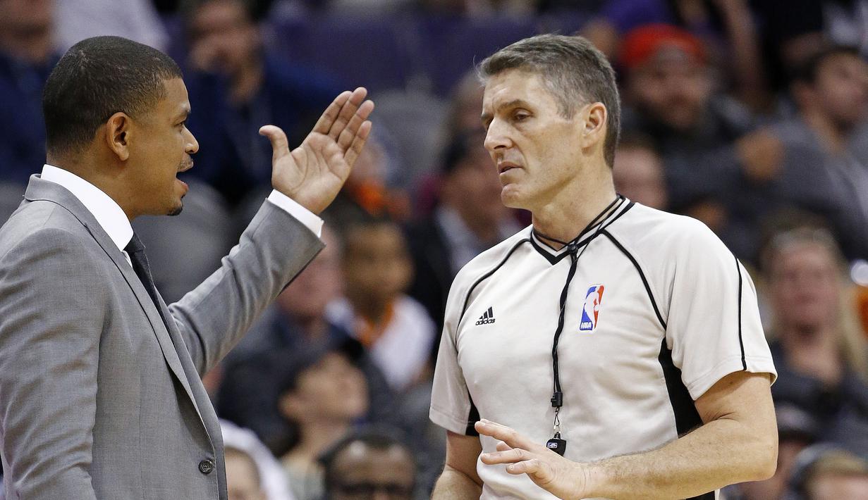 Pelatih Phoenix Suns, Earl Watson (kiri) melakukan protes kepada wasit, Scott Foster pada laga NBA basketball game, (3/1/2017) di US Airways Center, Phoenix.  Suns menang 99-90. (AP/Ross D. Franklin)