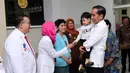 Presiden Joko Widodo (kanan) menggendong Jan Ethes yang menyalami dokter saat menjenguk kelahiran La Lembah Manah di RS PKU Muhammadiyah, Surakarta, Jumat (15/11/2019). Cucu ketiga Jokowi lahir dari pasangan Gibran Rakabuming Raka dan Selvi Ananda. (Foto:Kris-Biro Pers Sekretariat Presiden)