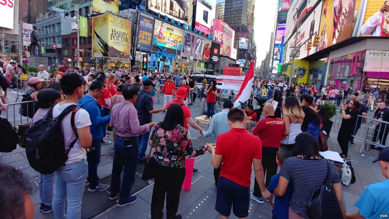 Indonesia Bersatu #BraveIndonesia di area Time Square, Manhattan, AS. Aksi solidaritas untuk para korban bom Surabaya. (VOA)