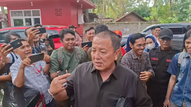 Ketua DPD Golkar Lampung, Arinal Djunaidi merima B1 KWK dari PDI Perjuangan berpasangan dengan Sutono sebagai bakal calon gubernur. Foto : (Liputan6.com/Ardi).