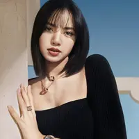 Potongan rambut pendek classic dengan warna hitam yang bold, dan ciri khas poni Lisa Blackpink. Instagtam @lalalalisa_m