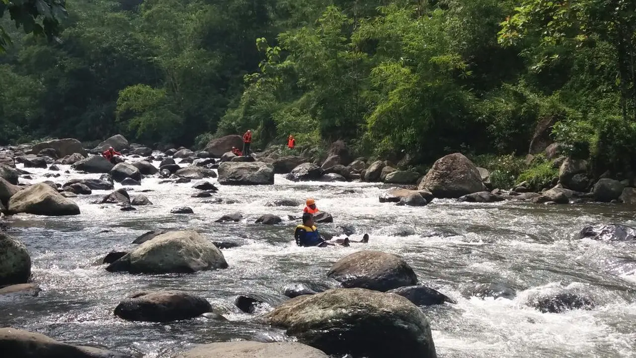 Pencarian korban tenggelam di Sungai Banjaran, Banyumas terkendala kondisi sungai berbatu dan berarus deras. (Foto: Liputan6.com/BPBD Banyumas/Muhamad Ridlo)