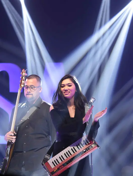 "Selamat malam semuanya. Gila. Ini pertama kalinya Isyanation dan YouRaisa menjadi satu ya. Aku sebagai opening tegang banget. Terima Kasih responnya sangat positif untuk lagu Anganku Anganmu," kata Isyana menyapa penonton. (Deki Prayoga/Bintang.com)