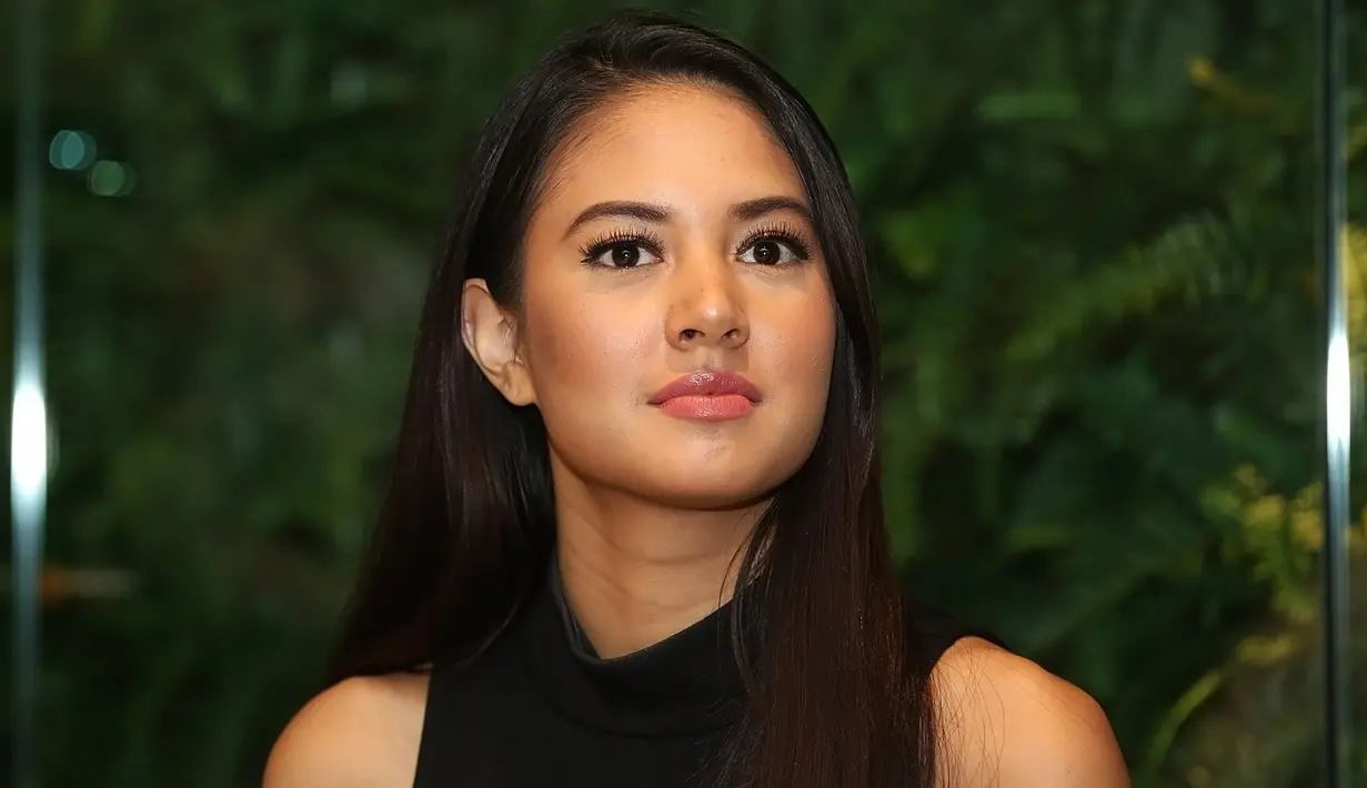 “Jadi tante Dona pergi ke luar negeri, dan aku mendapat tugas menjaga kelima anak angkat dari tante Dona, dari situ lalu muncul kejadian-kejadian aneh,” tutur Aurelie Moeremans. (Bambang E.Ros/Bintang.com)