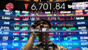 Pekerja menatap layar monitor yang menampilkan Indeks Harga Saham Gabungan (IHSG) di Bursa Efek Indonesia, Jakarta, Jumat (7/2/2025). (Liputan6.com/Angga Yuniar)