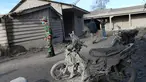 Petugas saat melakukan operasi pencarian warga atau korban akibat letusan Gunung Sinabung di  desa Gamber, Karo, Sumatera Utara, (23/5).Desa Gamber sendiri merupakan kawasan zona merah Gunung Sinabung. (ARDIANSYAH PUTRA / AFP)