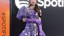 Ghea Indrawari tampil mengenakan mini dress ungu model one shoulder dengan lengan balonnya. Dipadukan glove panjang warna serasi. [@spotifyid]