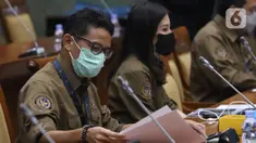 Menteri Pariwisata dan Ekonomi Kreatif Sandiaga Uno didampingi Wakil Menteri Anggela Herliani Tanoesoedibjo mengikuti Rapat Kerja dengan Komisi X di gedung DPR RI, Jakarta, Kamis (14/1/2021). Rapat beragendakan program program unggulan Kemenparekraf. (Liputan6.com/Angga Yuniar)