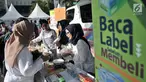 Petugas BPOM mensosialisasikan tempat makan yang memenuhi syarat atau tidak kepada warga saat peringatan HUT ke-18 BPOM di Sarinah, MH Thamrin, Jakarta, Minggu (10/2).  (Merdeka.com/Iqbal S. Nugroho)