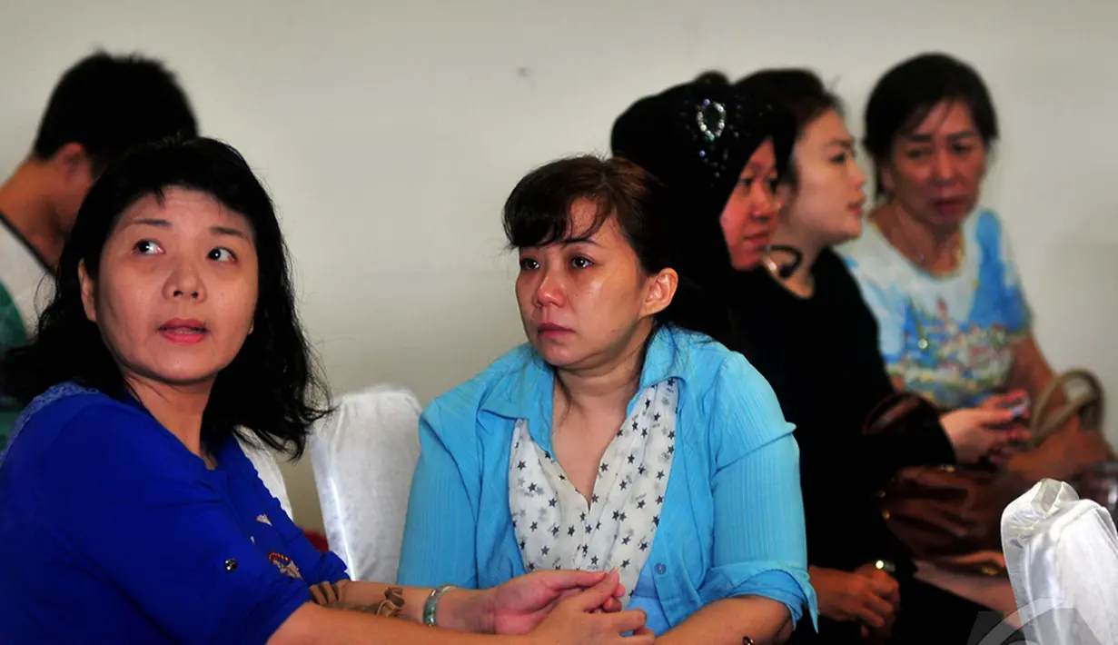 Pihak Keluarga penumpang tampak cemas dikarenakan pesawat AirAsia QZ8501 belum juga ditemukan, Surabaya, Jawa Timur, Senin (29/12). (Liputan6.com/Johan Tallo)