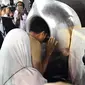 Presiden Joko Widodo didampingi Ibu Iriana Jokowi mencium hajar aswad di Masjidil Haram, Mekkah, Arab Saudi, Senin (15/4). Seperti diketahui, Jokowi yang juga calon pertahana pada Pilpres 2019 ini mengisi masa tenang dengan beribadah umrah. (Liputan6.com/Pool/Biro Pers Setpres)