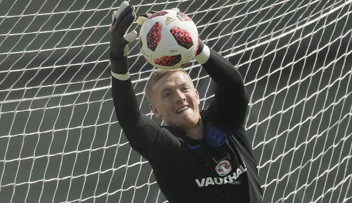 Jordan Pickford beraksi menangkap bola saat sesi latihan di Zelenogorsk dekat St. Petersburg, Rusia, (13/7/2018). Inggris akan melawan Belgia untuk memperebutkan tempat ketiga Piala Dunia 2018. (AP/Dmitri Lovetsky)