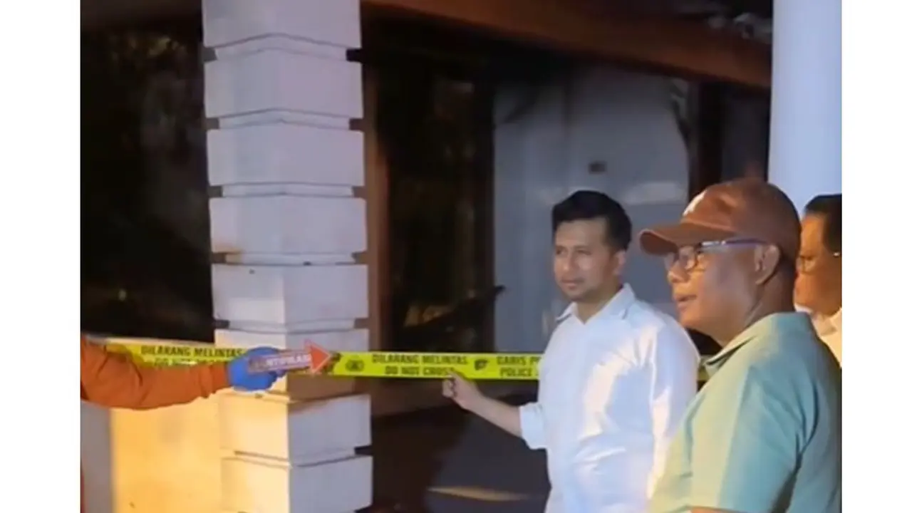 6 Potret Emil Dardak Pantau Kondisi Gedung Grahadi Pasca Dibakar dan Dijarah Massa