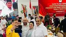 Titiek hanya mengenakan blus panjang berwarna putih sebagai dresscode tim Prabowo-Gibran di KPU.  [@titieksoeharto]