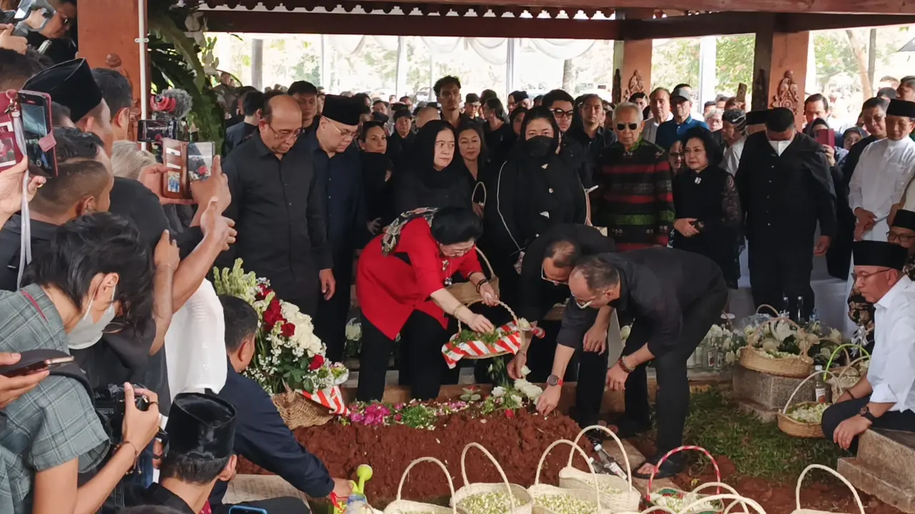 Antar Kepergian Adik, Megawati Tabur Bunga Pertama di Pemakaman Guruh